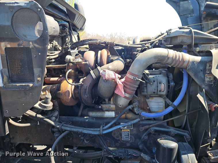 image for item FN5592 2005 Kenworth T600 semi truck