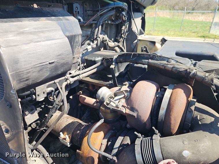 image for item FN5592 2005 Kenworth T600 semi truck