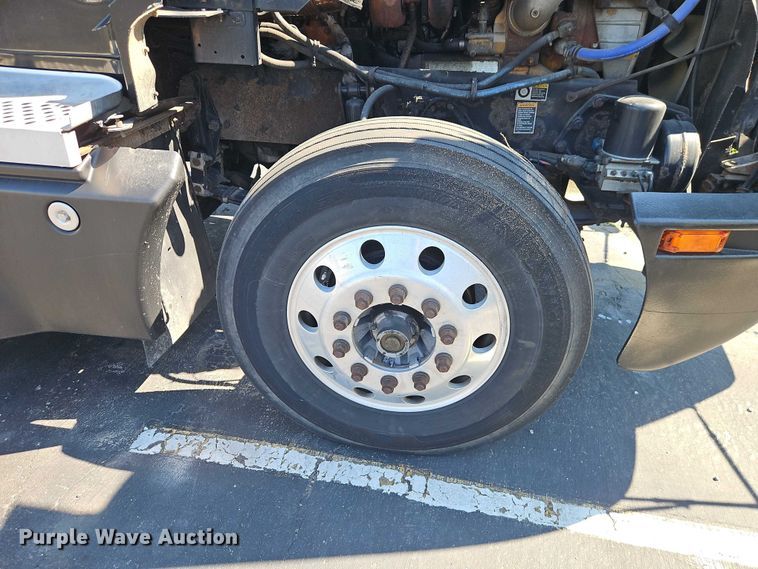 image for item FN5592 2005 Kenworth T600 semi truck