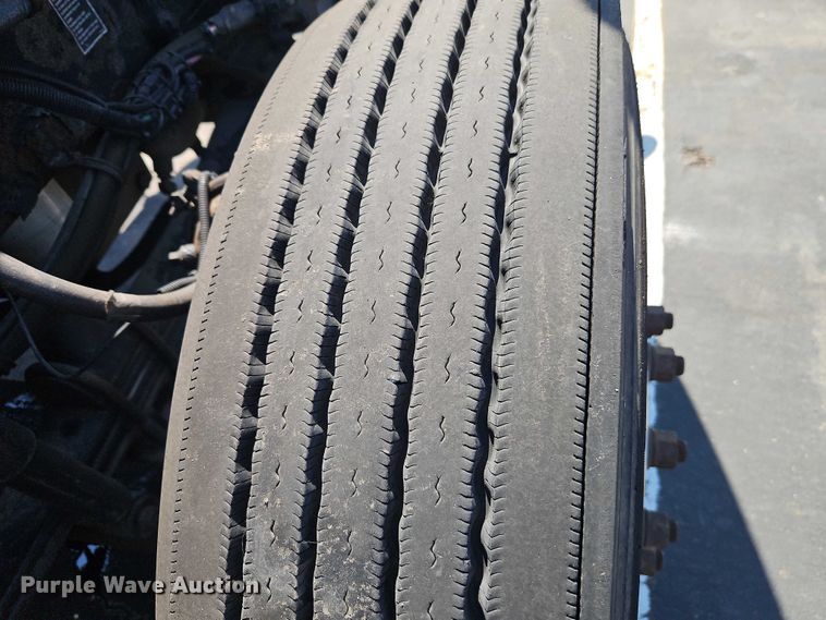 image for item FN5592 2005 Kenworth T600 semi truck