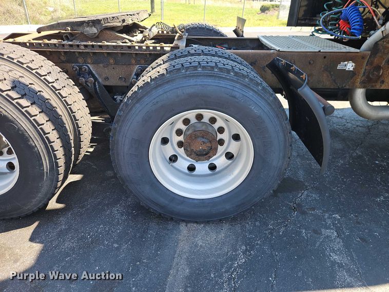 image for item FN5592 2005 Kenworth T600 semi truck