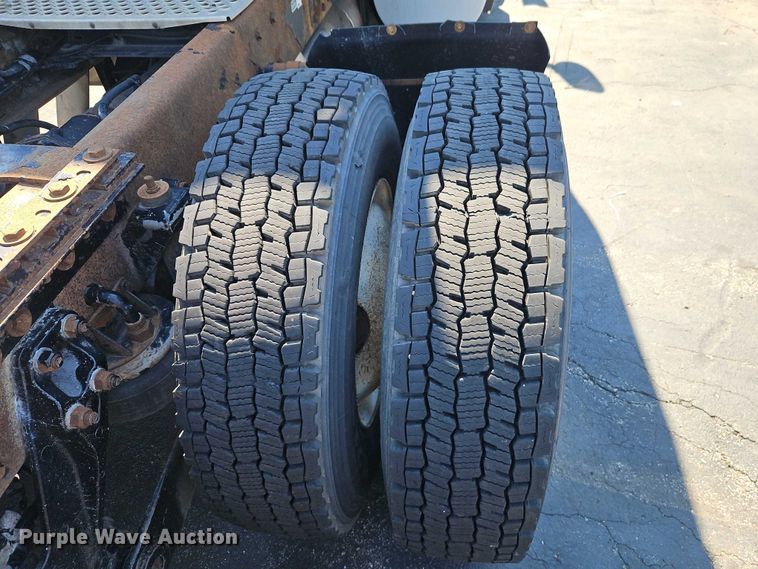 image for item FN5592 2005 Kenworth T600 semi truck