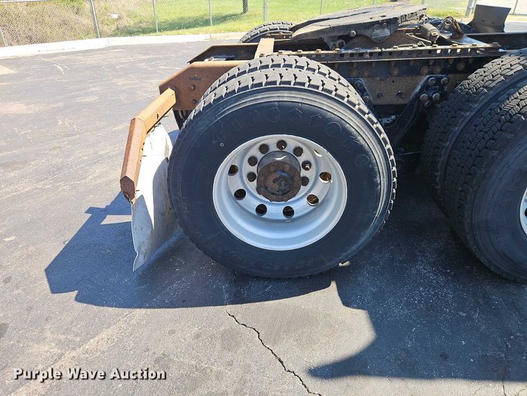 image for item FN5592 2005 Kenworth T600 semi truck