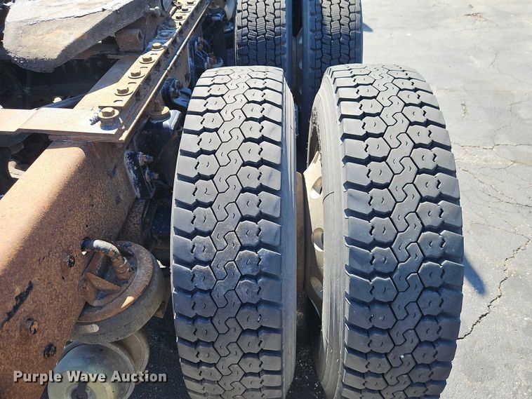 image for item FN5592 2005 Kenworth T600 semi truck