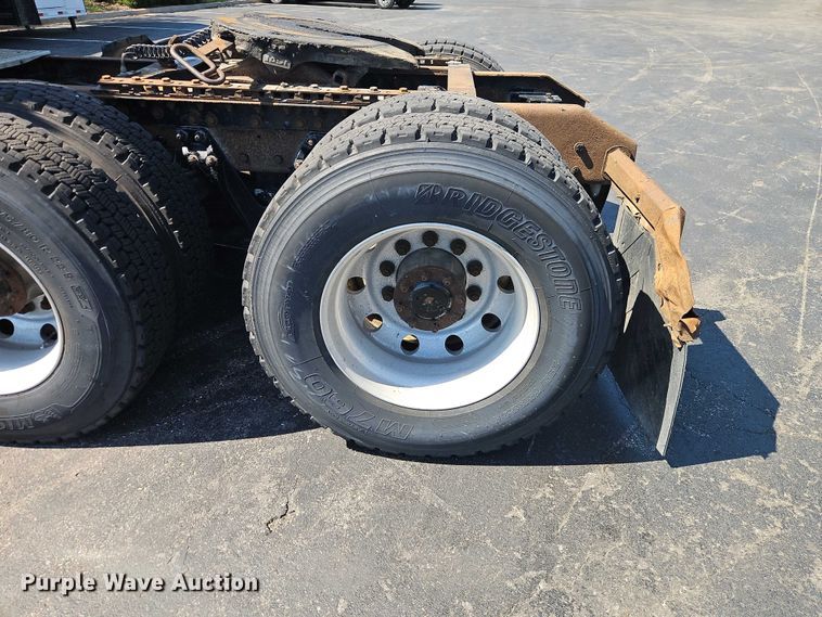 image for item FN5592 2005 Kenworth T600 semi truck