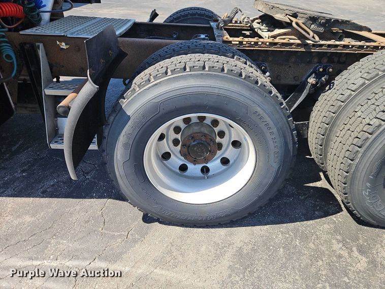 image for item FN5592 2005 Kenworth T600 semi truck