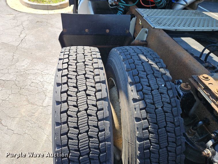 image for item FN5592 2005 Kenworth T600 semi truck