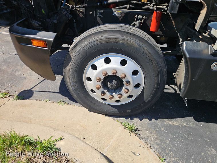 image for item FN5592 2005 Kenworth T600 semi truck