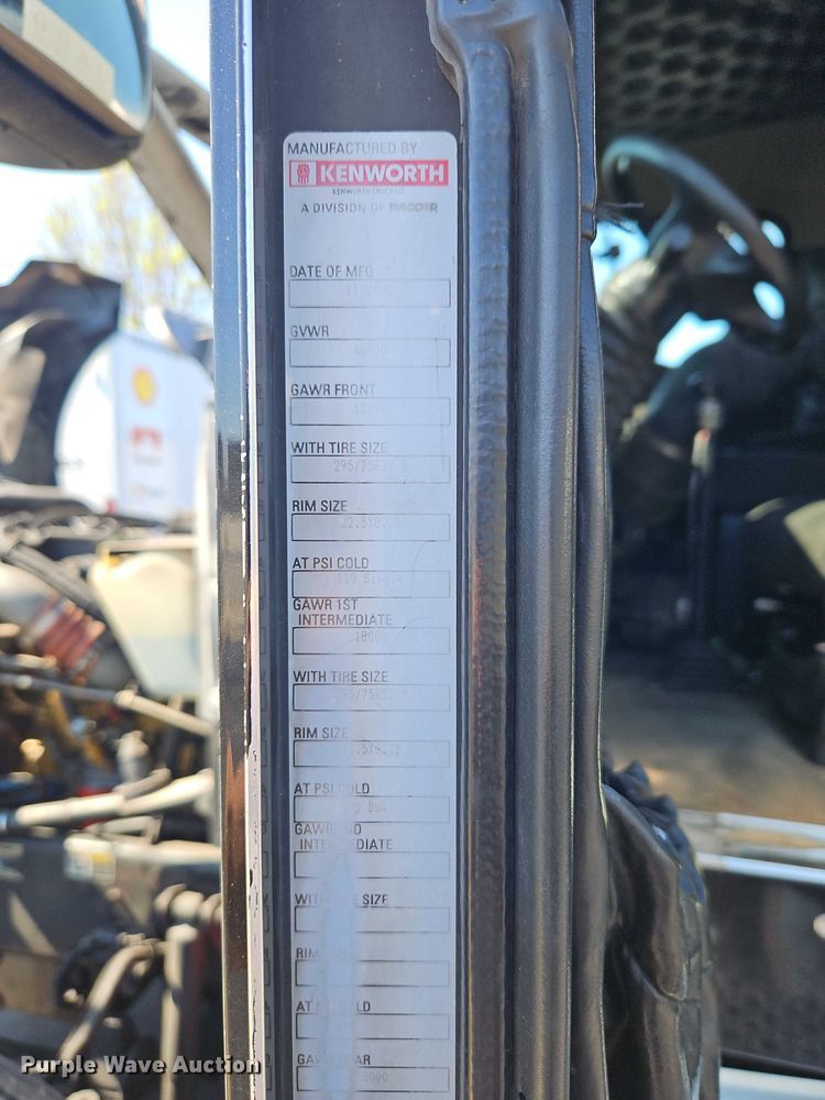 image for item FN5592 2005 Kenworth T600 semi truck