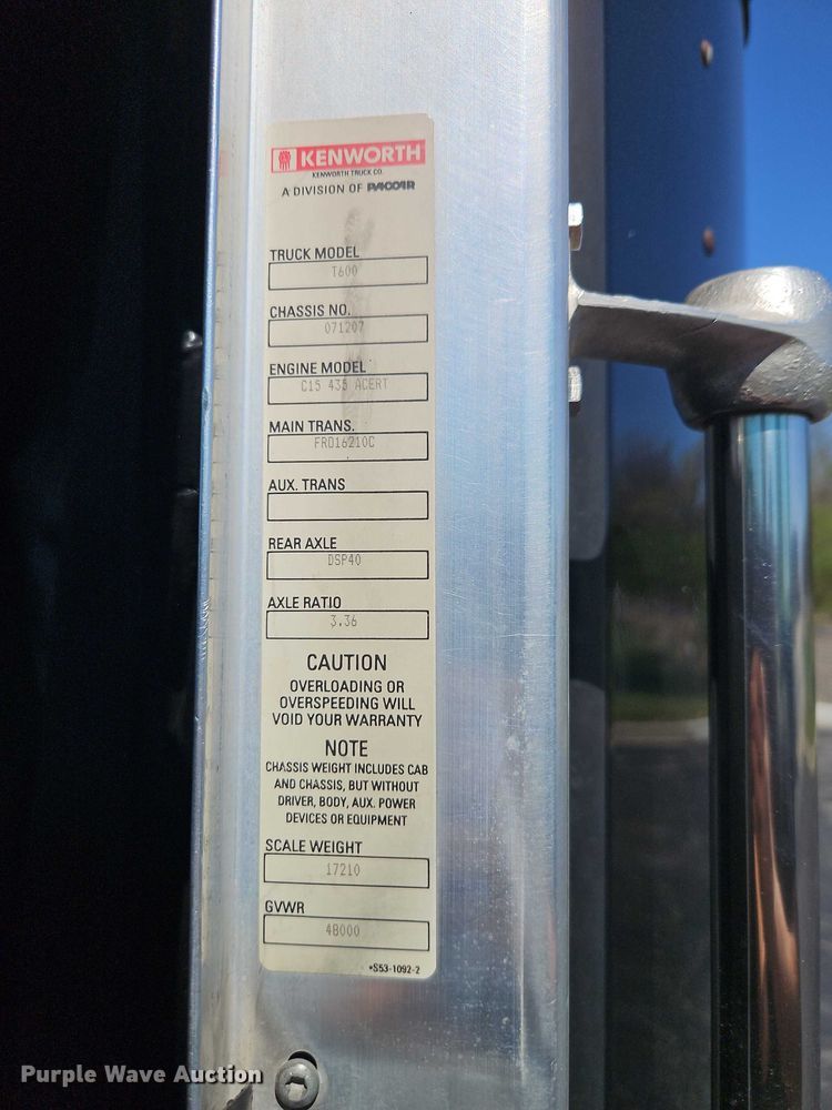 image for item FN5592 2005 Kenworth T600 semi truck