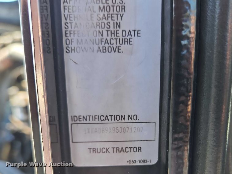 image for item FN5592 2005 Kenworth T600 semi truck