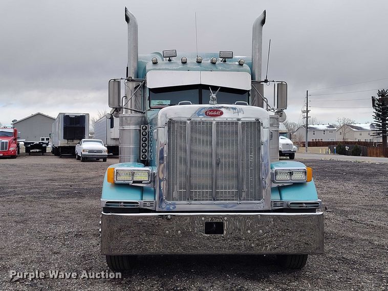 image for item IH9463 2000 Peterbilt 379 semi truck