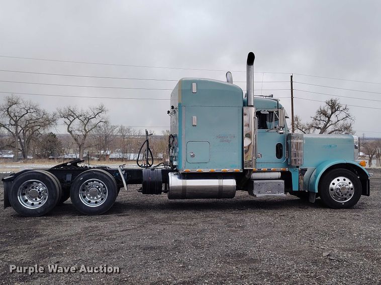 image for item IH9463 2000 Peterbilt 379 semi truck