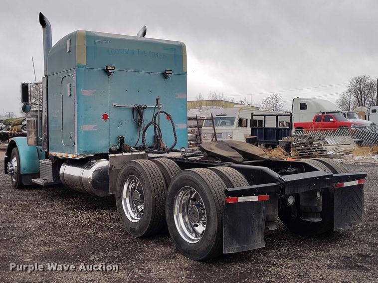 image for item IH9463 2000 Peterbilt 379 semi truck