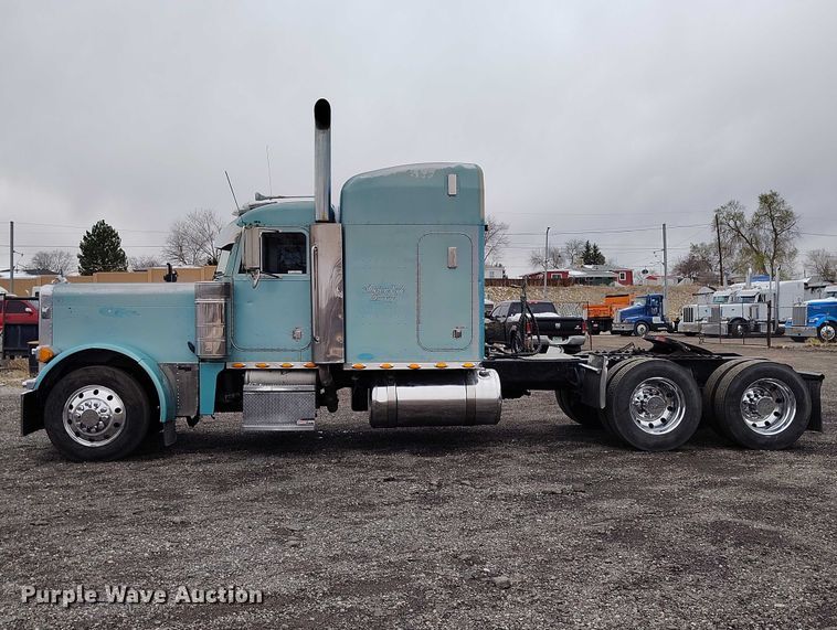 image for item IH9463 2000 Peterbilt 379 semi truck