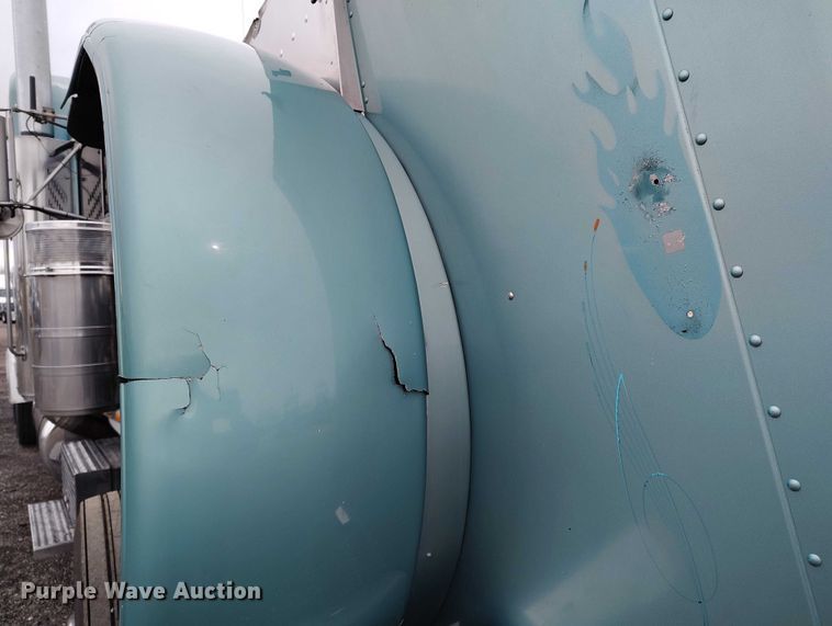 image for item IH9463 2000 Peterbilt 379 semi truck