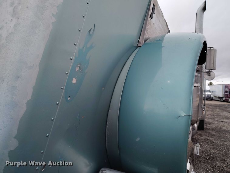 image for item IH9463 2000 Peterbilt 379 semi truck
