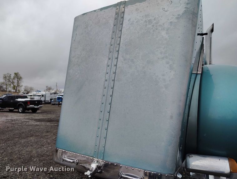 image for item IH9463 2000 Peterbilt 379 semi truck