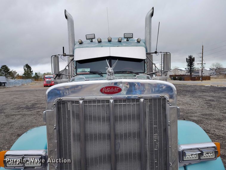 image for item IH9463 2000 Peterbilt 379 semi truck