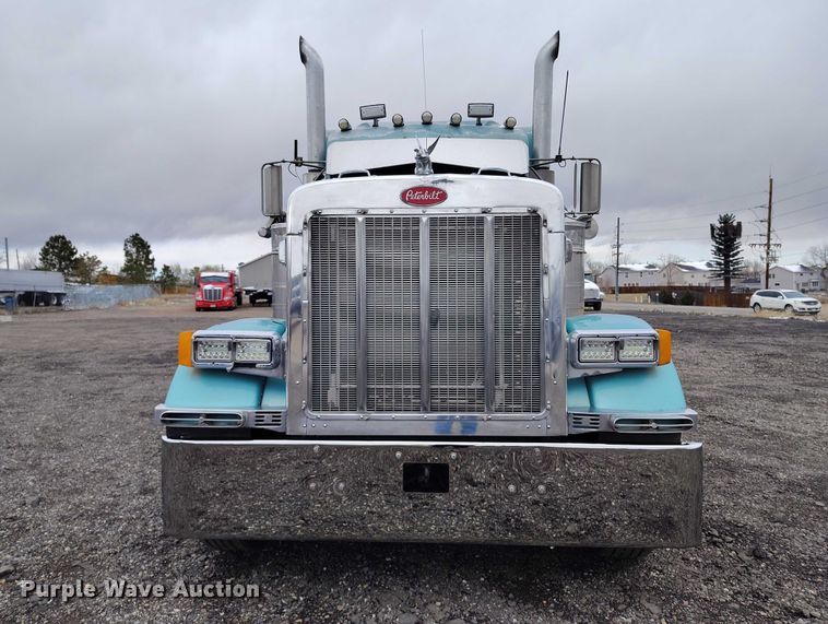 image for item IH9463 2000 Peterbilt 379 semi truck