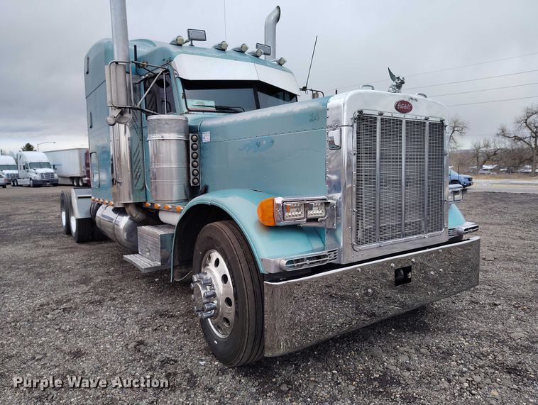 image for item IH9463 2000 Peterbilt 379 semi truck