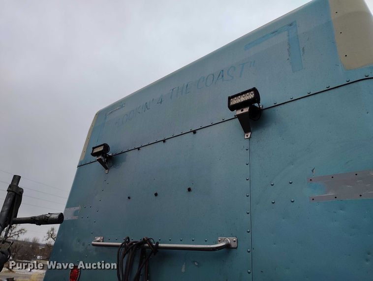 image for item IH9463 2000 Peterbilt 379 semi truck