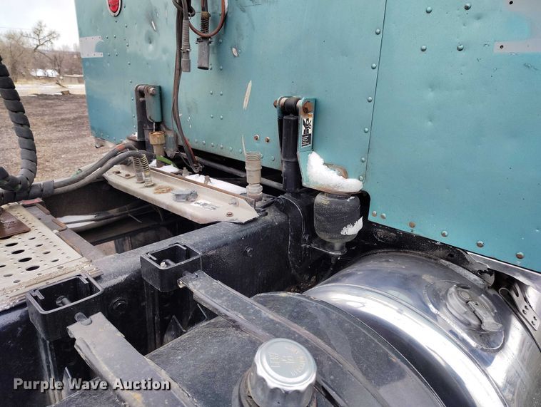 image for item IH9463 2000 Peterbilt 379 semi truck