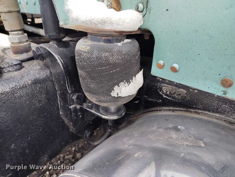 image for item IH9463 2000 Peterbilt 379 semi truck