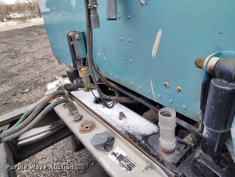 image for item IH9463 2000 Peterbilt 379 semi truck