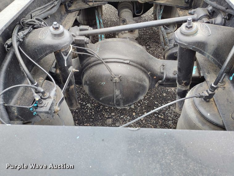 image for item IH9463 2000 Peterbilt 379 semi truck