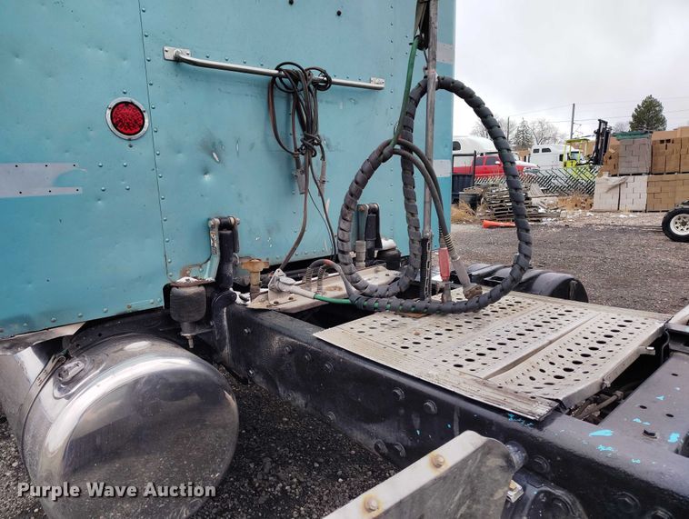 image for item IH9463 2000 Peterbilt 379 semi truck