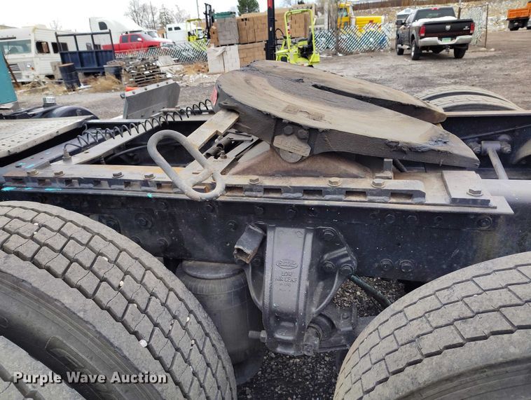 image for item IH9463 2000 Peterbilt 379 semi truck