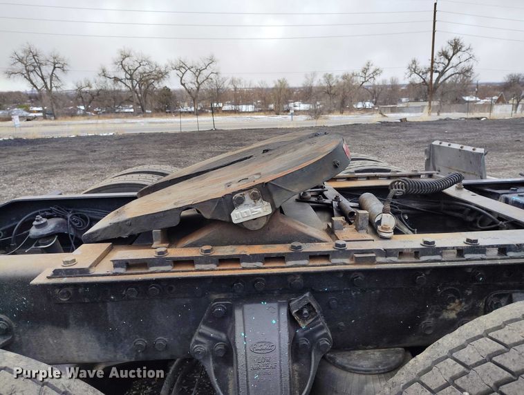 image for item IH9463 2000 Peterbilt 379 semi truck