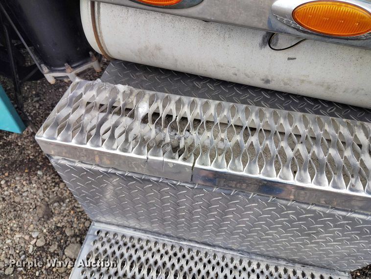 image for item IH9463 2000 Peterbilt 379 semi truck