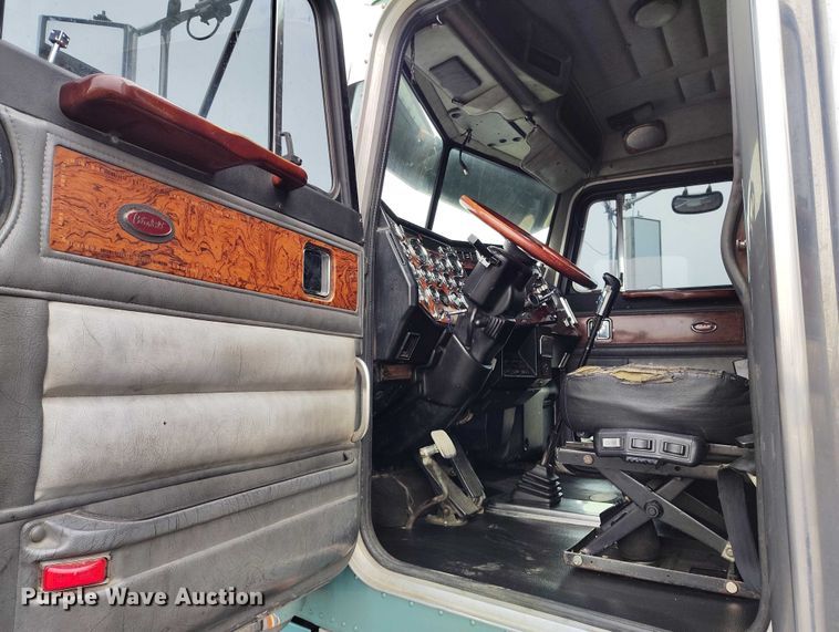 image for item IH9463 2000 Peterbilt 379 semi truck