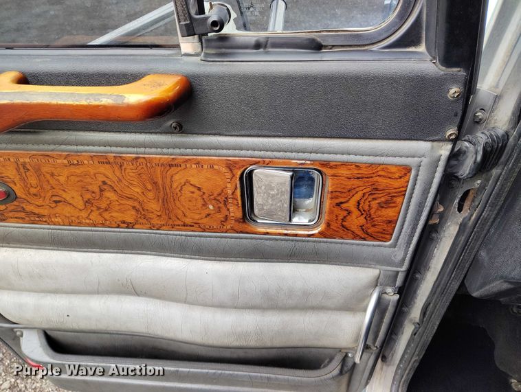 image for item IH9463 2000 Peterbilt 379 semi truck