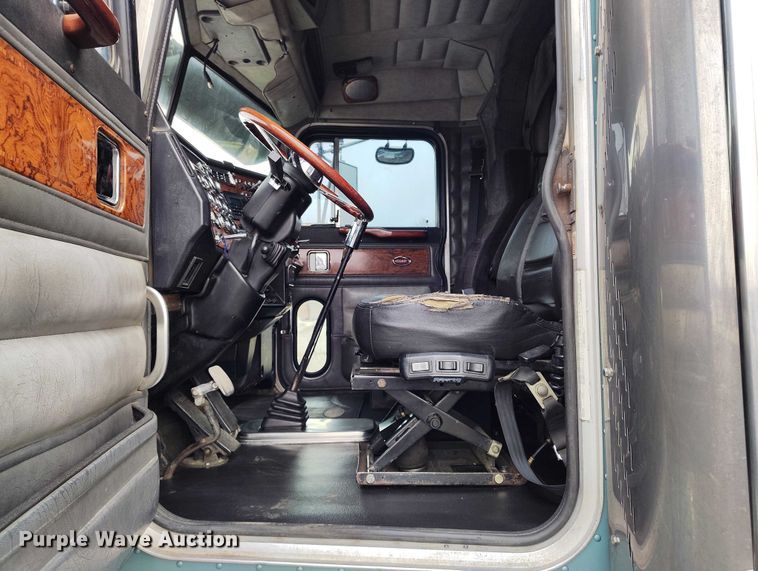 image for item IH9463 2000 Peterbilt 379 semi truck