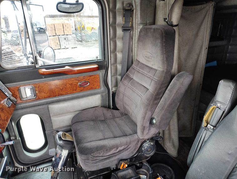 image for item IH9463 2000 Peterbilt 379 semi truck