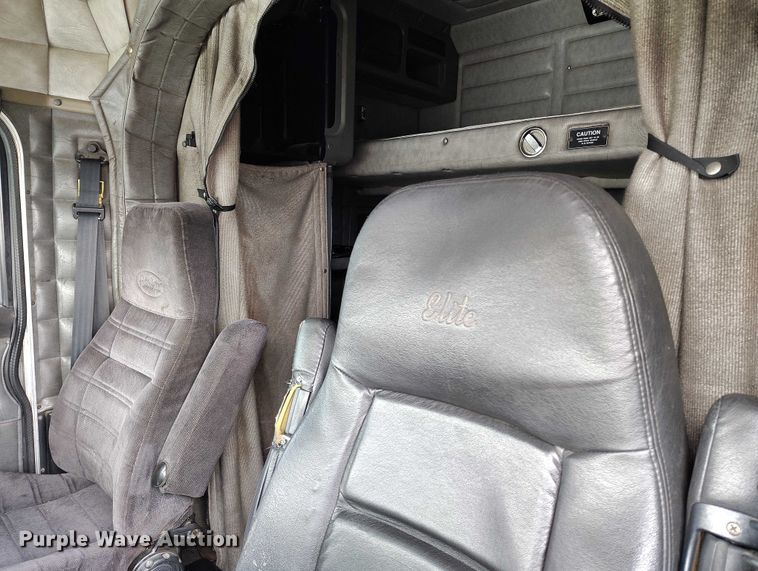 image for item IH9463 2000 Peterbilt 379 semi truck