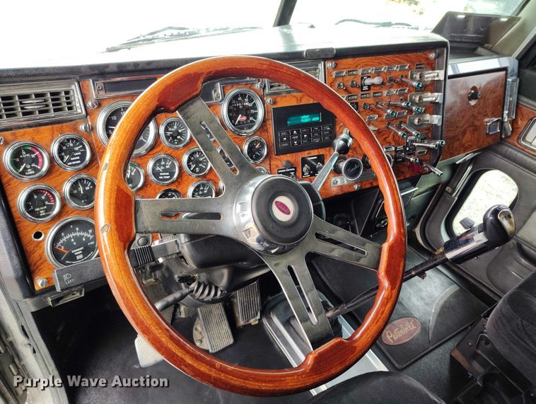 image for item IH9463 2000 Peterbilt 379 semi truck