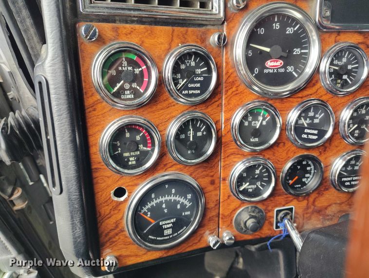 image for item IH9463 2000 Peterbilt 379 semi truck