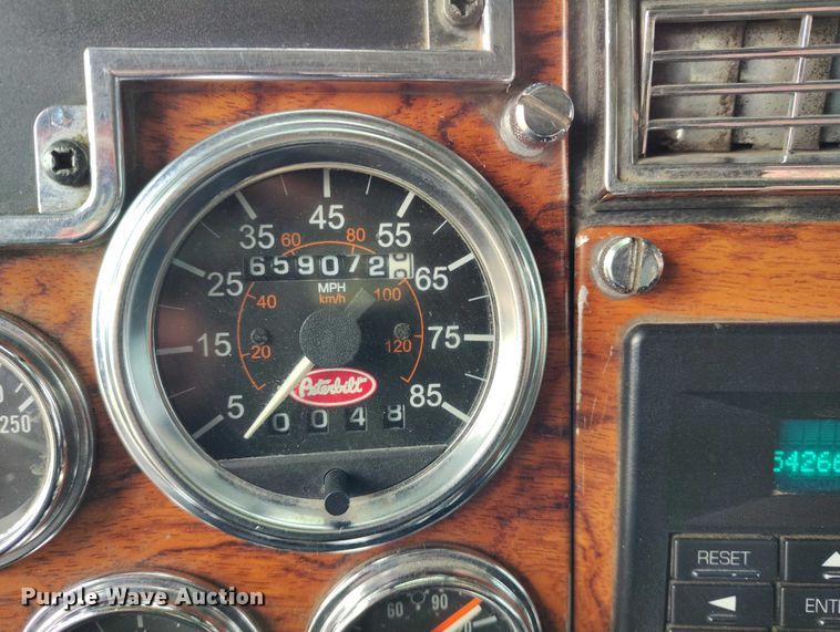 image for item IH9463 2000 Peterbilt 379 semi truck