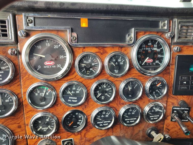 image for item IH9463 2000 Peterbilt 379 semi truck