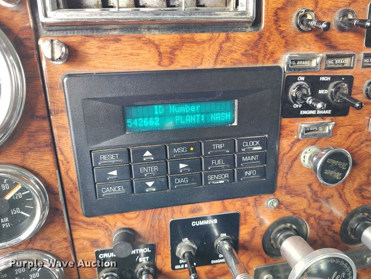 image for item IH9463 2000 Peterbilt 379 semi truck