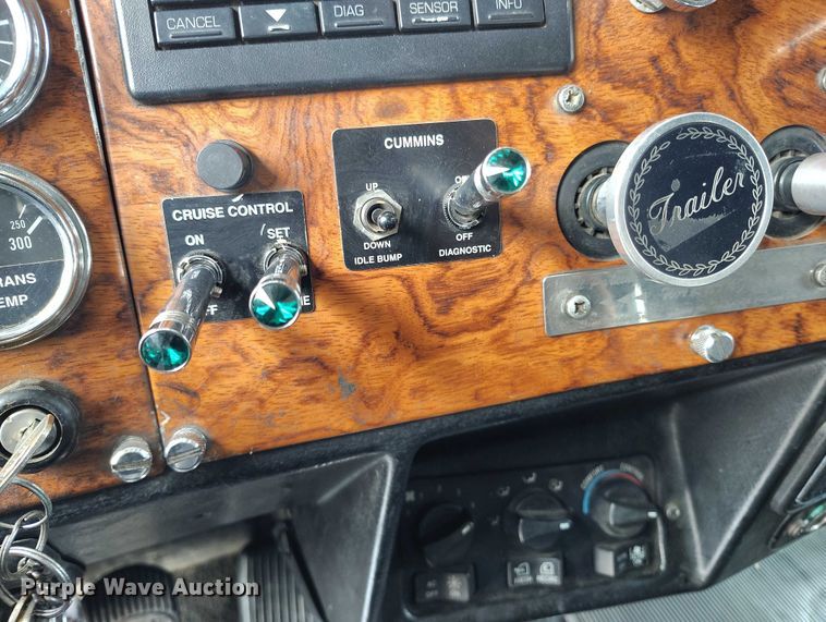 image for item IH9463 2000 Peterbilt 379 semi truck