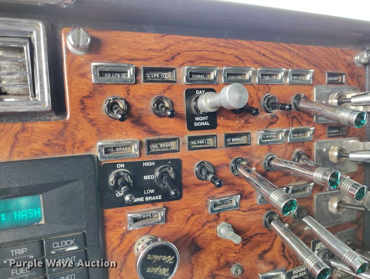 image for item IH9463 2000 Peterbilt 379 semi truck