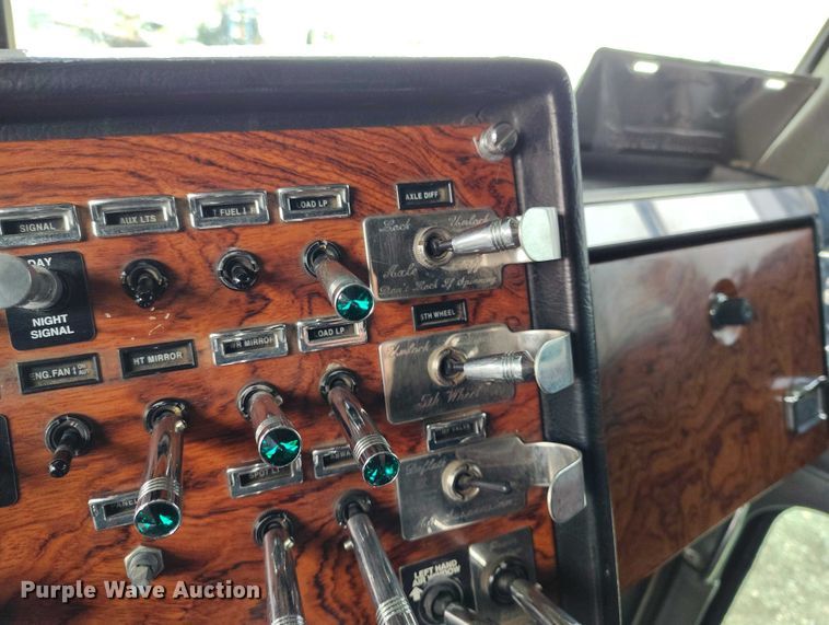 image for item IH9463 2000 Peterbilt 379 semi truck