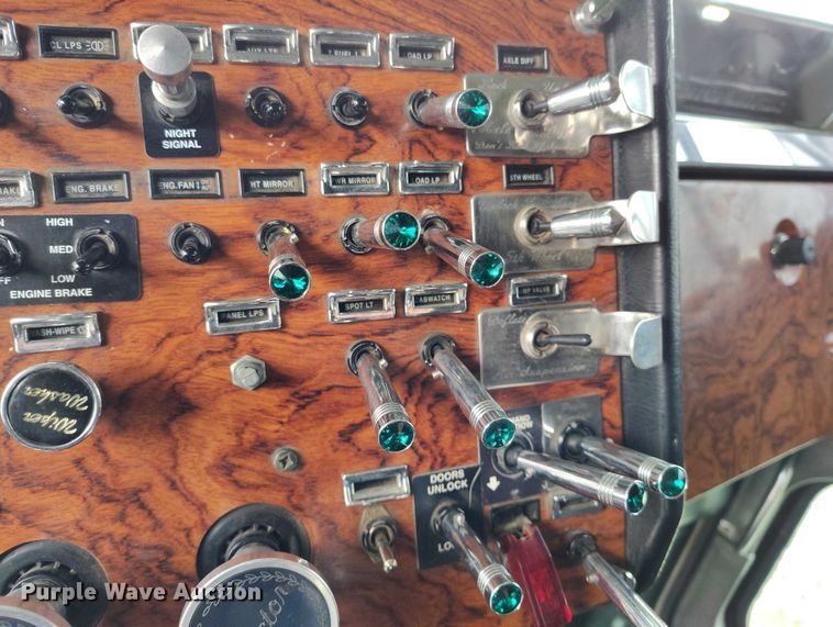 image for item IH9463 2000 Peterbilt 379 semi truck