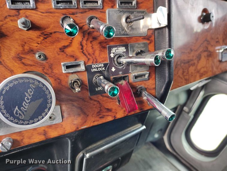 image for item IH9463 2000 Peterbilt 379 semi truck