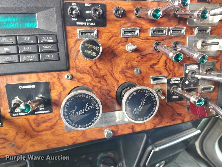 image for item IH9463 2000 Peterbilt 379 semi truck